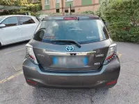 Usata Toyota Yaris Hybrid Lounge 75 CV (55 kW) 2014 Grigio Berlina