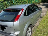 Begagnad Ford Focus 110 HK (80 kW) 2005 Grå Sedan