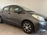Usata Toyota Yaris Lounge 69 CV (50 kW) 2012 Grigio Utilitaria