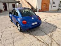 Usata VW New Beetle 101 CV (74 kW) 2005 Blu Utilitaria