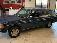 Usado Mercedes E240 72 CV (52 kW) 1981 Azul Familiar