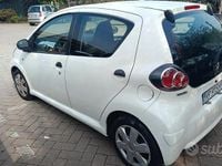 Usata Toyota Aygo 67 CV (49 kW) 2011 Bianco Utilitaria