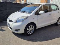 Usata Toyota Yaris Sol 69 CV (50 kW) 2011 Bianco Utilitaria
