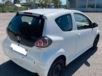 Usata Toyota Aygo 68 CV (50 kW) 2012 Bianco Utilitaria
