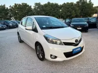 Usata Toyota Yaris Lounge 90 CV (66 kW) 2014 Bianco Utilitaria