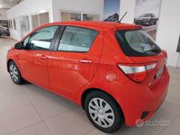 Usata Toyota Yaris Cool 73 CV (53 kW) 2018 Rosso Berlina