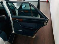 Usata Mercedes 500 265 CV (194 kW) 1987 Grigio Berlina
