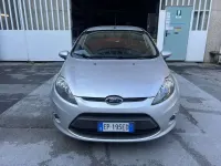 Usata Ford Fiesta 60 CV (44 kW) 2012 Argento Berlina
