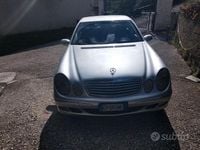 Usata Mercedes E220 150 CV (110 kW) 2002 Grigio Berlina