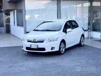 Usata Toyota Auris Hybrid 99 CV (72 kW) 2012 Bianco Berlina