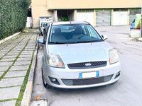 Usata Ford Fiesta 68 CV (50 kW) 2005 Grigio Berlina