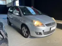 Usata Ford Fiesta Ghia 75 CV (55 kW) 2008 Grigio Utilitaria