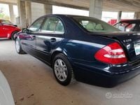 Usata Mercedes E220 150 CV (110 kW) 2005 Blu Berlina