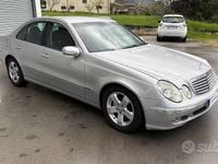 Usata Mercedes E220 150 CV (110 kW) 2004 Grigio Berlina