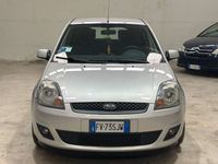Usata Ford Fiesta 75 CV (55 kW) 2008 Argento Utilitaria