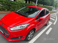 Usata Ford Fiesta 101 CV (74 kW) 2015 Rosso Utilitaria