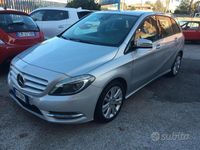 Usata Mercedes B200 135 CV (99 kW) 2012 Grigio Monovolume