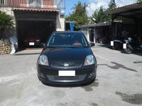Usata Ford Fiesta Ghia 70 CV (51 kW) 2006 Grigio Utilitaria