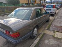 Usata Mercedes E200 109 CV (80 kW) 1990 Grigio Berlina