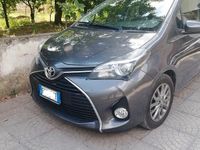 Usata Toyota Yaris 90 CV (66 kW) 2017 Grigio Utilitaria