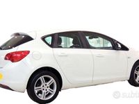 Usata Opel Astra 140 CV (102 kW) 2013 Bianco Berlina