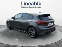 Käytetty Ford Focus ST-Line X 125 HP (91 kW) 2024 Harmaa Sedan