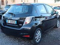 Usata Toyota Yaris Hybrid Lounge 74 CV (54 kW) 2013 Nero Berlina