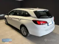 Usata Opel Astra 105 CV (77 kW) 2022 Bianco pastello Utilitaria