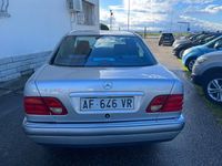 Usata Mercedes E230 Elegance 149 CV (109 kW) 1996 Argento Berlina