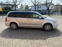 Usata Lancia Voyager Gold 163 CV (119 kW) 2012 Grigio Monovolume