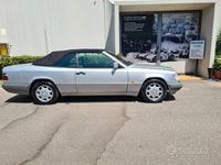 Usata Mercedes E200 136 CV (100 kW) 1994 Grigio Cabrio