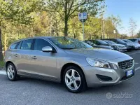 Usata Volvo V60 Summum 163 CV (119 kW) 2012 Giallo Station wagon