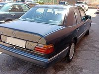 Usata Mercedes E200 122 CV (89 kW) 1987 Nero Berlina