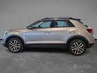 Usata VW T-Roc 150 CV (110 kW) 2023 Grigio / pastello SUV