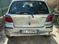 Usata Toyota Yaris 68 CV (50 kW) 2002 Grigio Utilitaria