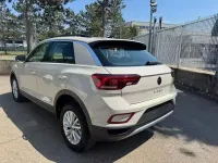 Usata VW T-Roc Life 110 CV (80 kW) 2024 Grigio pastello SUV