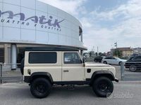 Usata Land Rover Defender 136 CV (100 kW) 1996 Beige pastello Utilitaria