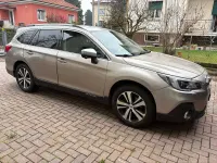 Usata Subaru Outback Premium 175 CV (128 kW) 2018 Argento Station wagon