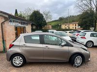 Usata Toyota Yaris 69 CV (50 kW) 2015 Grigio Utilitaria