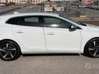 Usata Volvo V40 R-Design Kinetic 115 CV (84 kW) 2015 Bianco Berlina