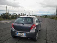 Usata Toyota Yaris 69 CV (50 kW) 2010 Grigio Utilitaria