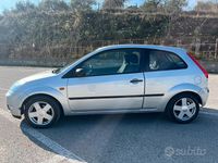 Usata Ford Fiesta Ghia 68 CV (50 kW) 2004 Grigio Utilitaria