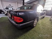 Usata Mercedes E200 Elegance 186 CV (136 kW) 1998 Blu Berlina