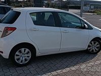 Usata Toyota Yaris 90 CV (66 kW) 2012 Bianco Utilitaria