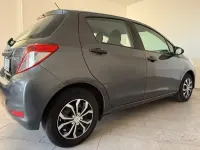 Usata Toyota Yaris Lounge 69 CV (50 kW) 2012 Grigio Utilitaria