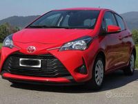 Usata Toyota Yaris Cool 72 CV (52 kW) 2019 Rosso Berlina