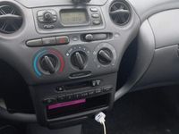 Usata Toyota Yaris 68 CV (50 kW) 2000 Grigio Utilitaria