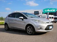 Usado Ford Fiesta 97 HP (71 kW) 2009 Cinzento Sedan