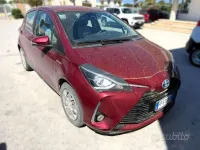 Usata Toyota Yaris Hybrid Active 73 CV (53 kW) 2018 Rosso Berlina