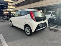 Usata Toyota Aygo Connect Style 72 CV (52 kW) 2021 Bianco Utilitaria
